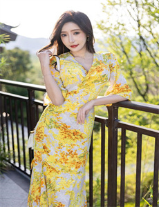 美女露出奶头扒开尿口让男人桶